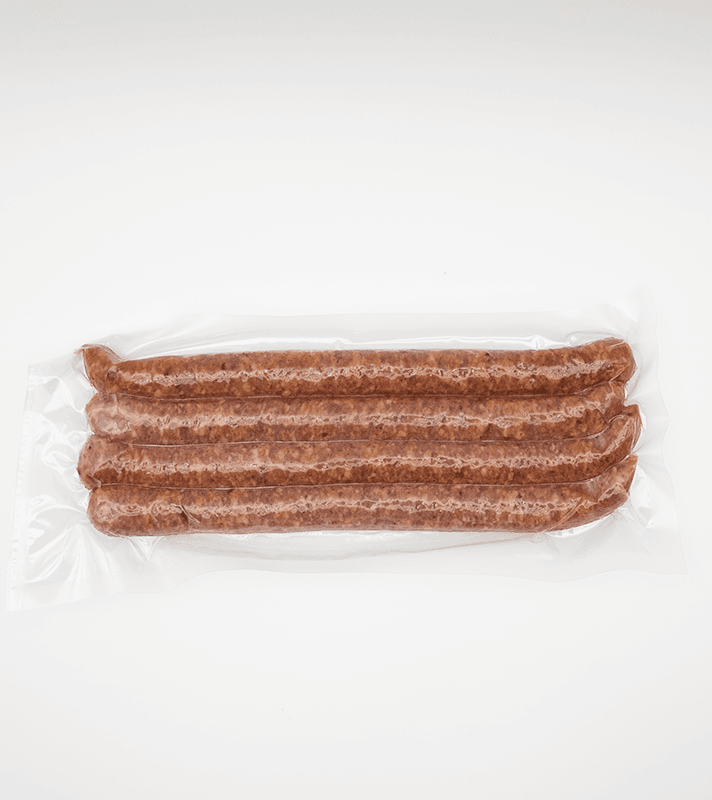 Verschweißte Packung mit fünf rohen Bratwürsten aus Fleisch, länglich und braun, auf weißem Hintergrund.
