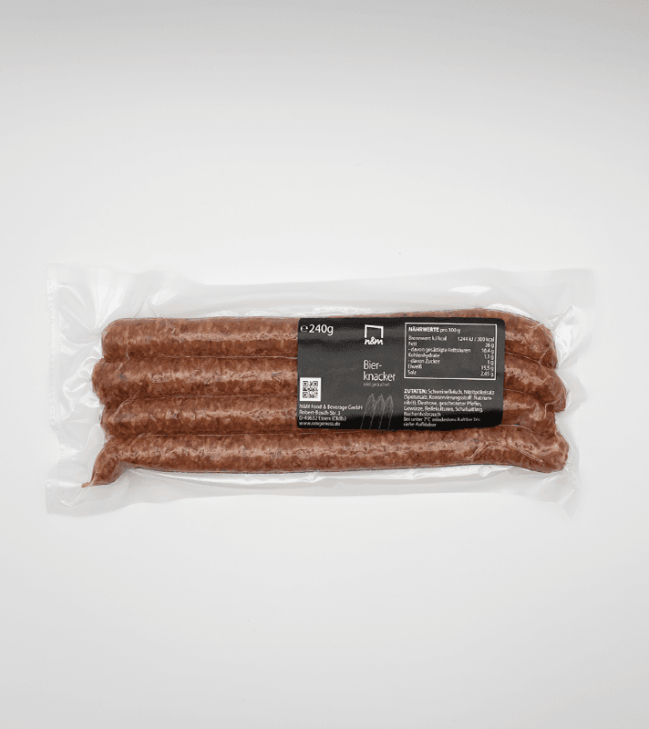 Vakuumverpackte Bierknacker-Würstchen in transparentem Beutel mit schwarzem Etikett, das Nährwerte, Zutaten und Herstellerinformationen enthält.