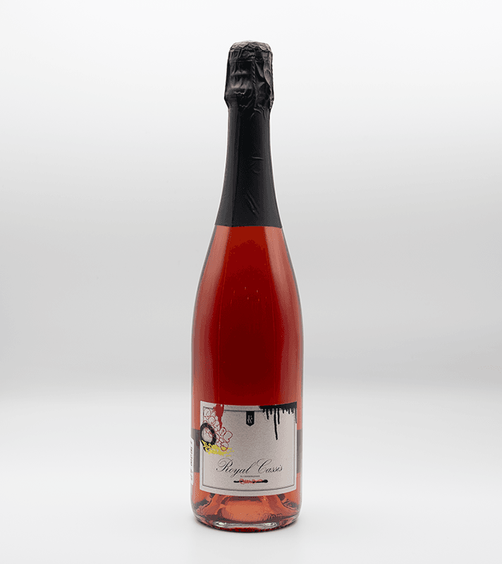 Sektflasche mit rotem Inhalt, schwarzem Papierumschlag am Flaschenhals und einem weißen Etikett mit Graffiti-Design und der Aufschrift "Royal Cavi".