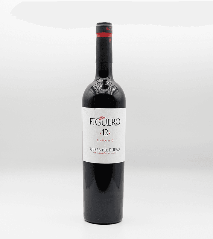 Eine Flasche Rotwein mit weißem Etikett, das den Namen "Figuero 12" und "Tempranillo" sowie "Ribera del Duero" trägt, auf einem weißen Hintergrund.