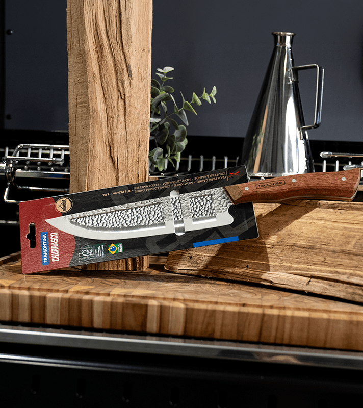 Kochmesser mit Holzgriff und Klinge, in Originalverpackung auf Holzblock, für Schneiden und Zubereiten von Lebensmitteln.