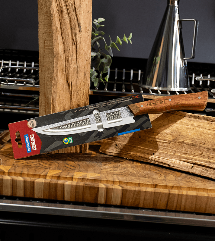 Kochmesser mit Holzgriff und Klinge, in Originalverpackung auf Holzblock, für Schneiden und Zubereiten von Lebensmitteln.