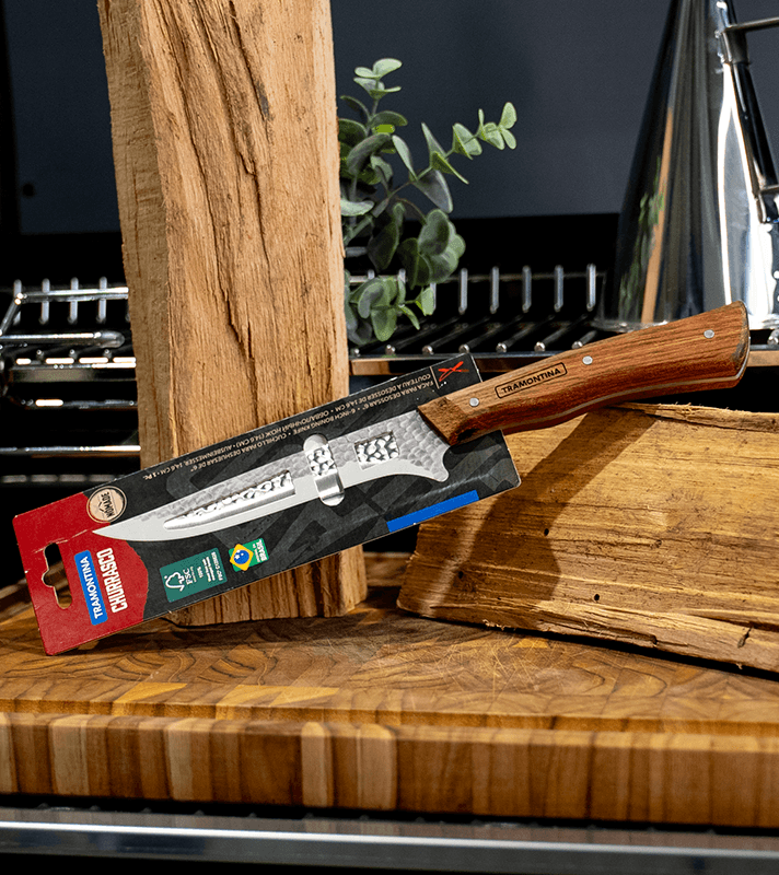 Kochmesser mit Holzgriff und Klinge, in Originalverpackung auf Holzblock, für Schneiden und Zubereiten von Lebensmitteln.