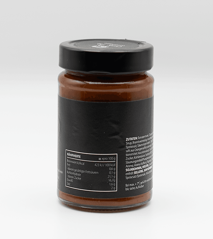 Glas mit roter Tomatensauce, schwarzer Deckel, schwarzes Etikett mit Nährwertangaben und Zutaten auf der Rückseite.