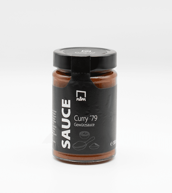Glas jar mit Curry-Gewürzsauce, schwarzer Deckel, schwarzes Etikett mit weißen Schriftzug und Illustrationen, 300 ml Inhalt.