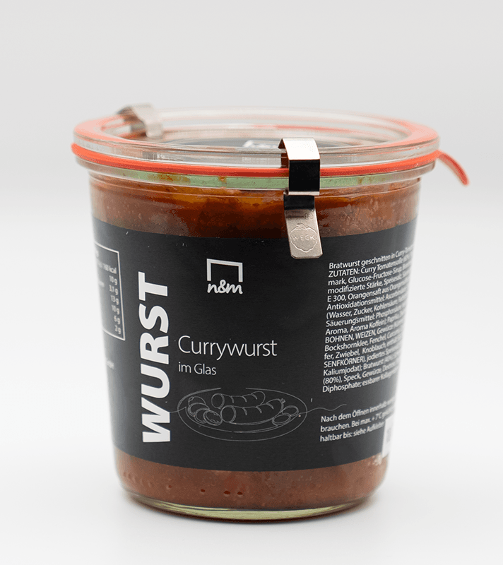 Glas mit Currywurst in Sauce, mit schwarzer Etikette, weißem Text und einem kleinen Illustrationssymbol einer Currywurst auf der Vorderseite.