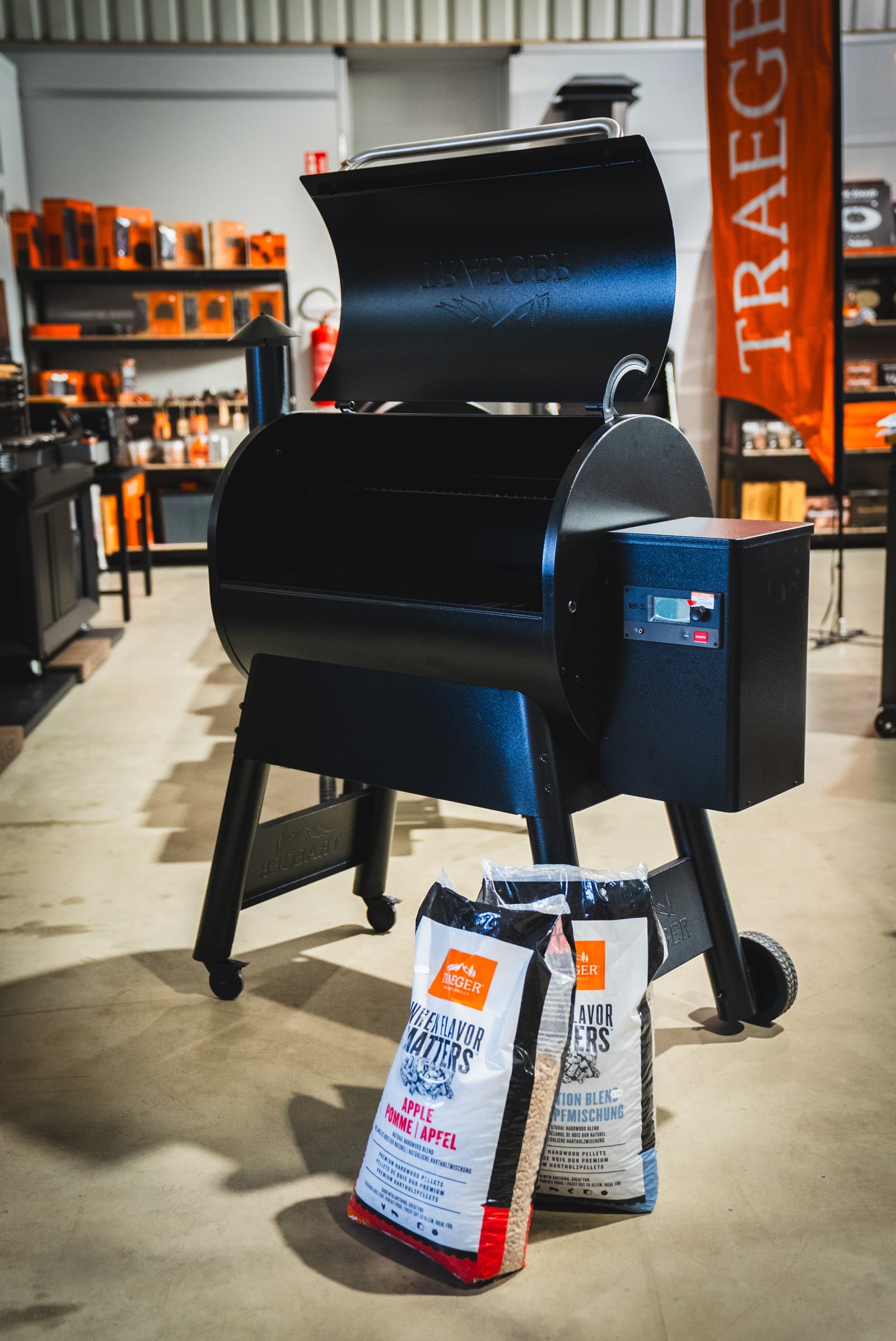 Grill in schwarzer Farbe, geöffnet dargestellt