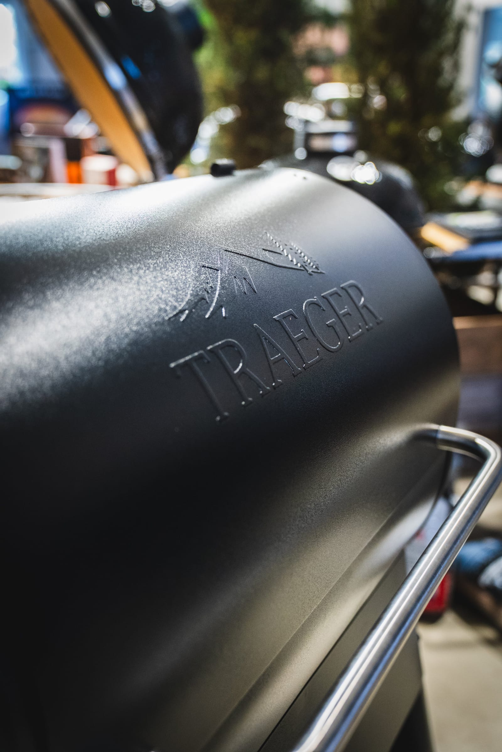 Schwarzer Grill geschlossen abgebildet