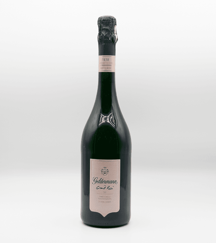 Grüner Sektflasche mit rosa Etikett und dunklem Verschluss, beschriftet mit "Geldermann Grand Rosé" und einem goldenen Logo.