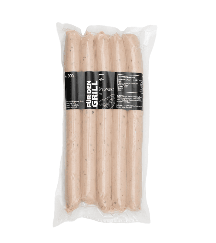 Verschweißte Packung mit fünf rohen Bratwürsten in Naturdarm, hellrosa Farbe mit kleinen Fett- und Gewürzflecken, auf transparentem Kunststoffbeutel.