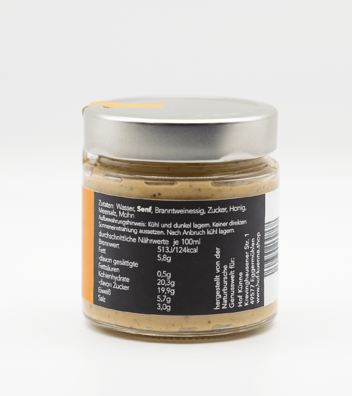 Glas mit Senf, der gelb-braune Senf mit Gewürzen und Flüssigkeit ist sichtbar. Das Glas hat einen silbernen Deckel und eine schwarze Etikette mit Nährwertangaben.