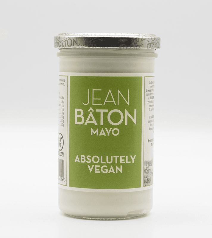 Glas mit veganer Mayonnaise von Jean Bâton, in weißem Glas mit grünem Etikett, silberner Deckel, klare Beschriftung, "Absolutely Vegan" steht auf dem Etikett.