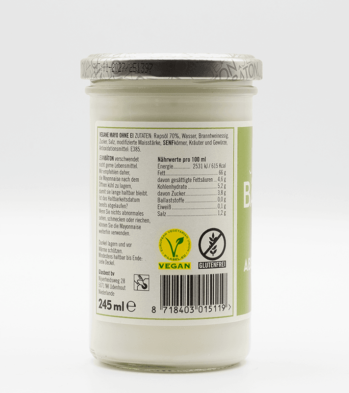 Vegane Mayonnaise in einem Glas mit weißem Inhalt, auf weißem Hintergrund, mit grüner und weißer Etikette, die vegane und glutenfreie Eigenschaften kennzeichnet.