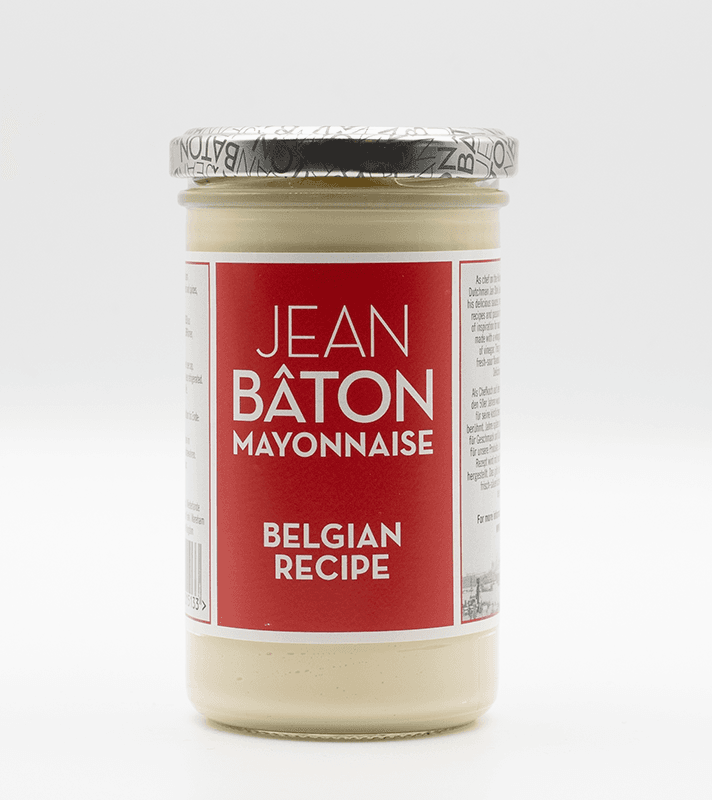 Glas mit Mayonnaise nach belgischer Rezeptur in einem transparenten Glas mit rotem Etikett und silberner Metallkappe.