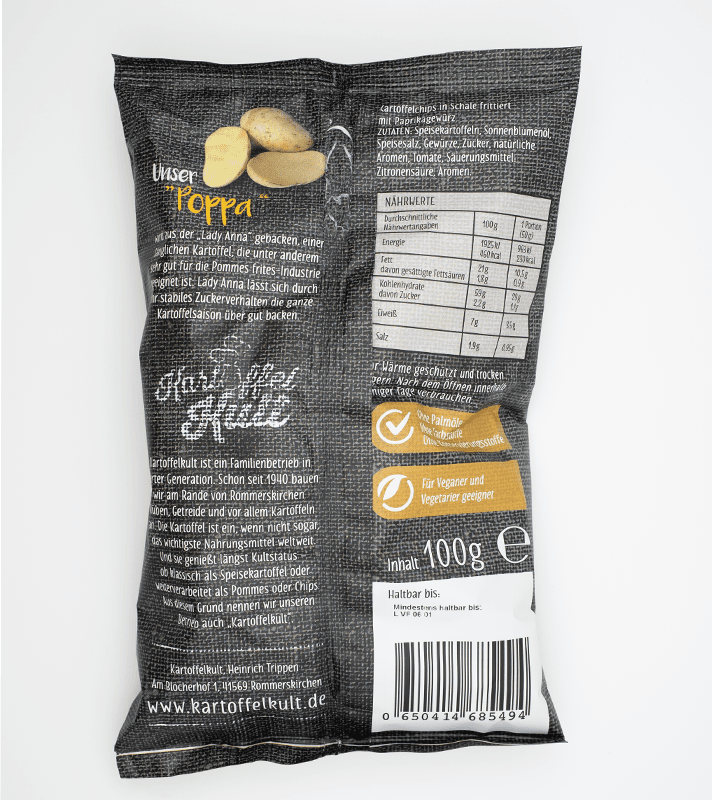 Kartoffelchips in schwarzer Verpackung mit Bild von Kartoffeln, Textinformationen, Nährwerttabelle, Bio- und vegan-Labels, 100g Inhalt, mit Barcode.