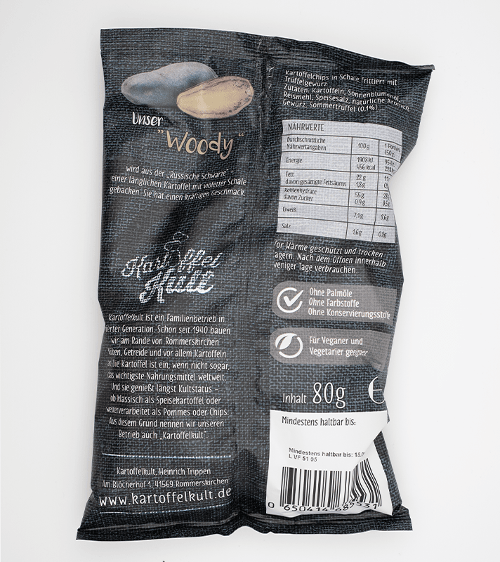 Schwarze Kartoffelchips in einer Packung, mit Angaben zu Nährwerten, Inhaltsstoffen, vegan, ohne Palmöl, ohne Konservierungsstoffe, 80 g Inhalt.