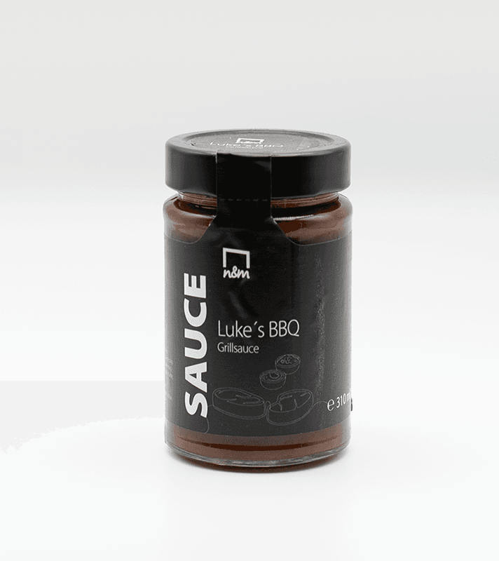 Glasflasche mit dunkler BBQ-Grillsauce, schwarzem Deckel und schwarzem Etikett mit weißen Schriftzügen, die den Namen und die Marke des Produkts anzeigen.