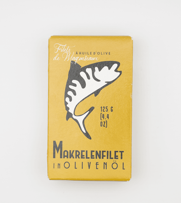 Gelbes Päckchen mit schwarzem und weißem Fisch-Illustration, enthält 125 g Makrelenfilet in Olivenöl, mit französischer Beschriftung.
