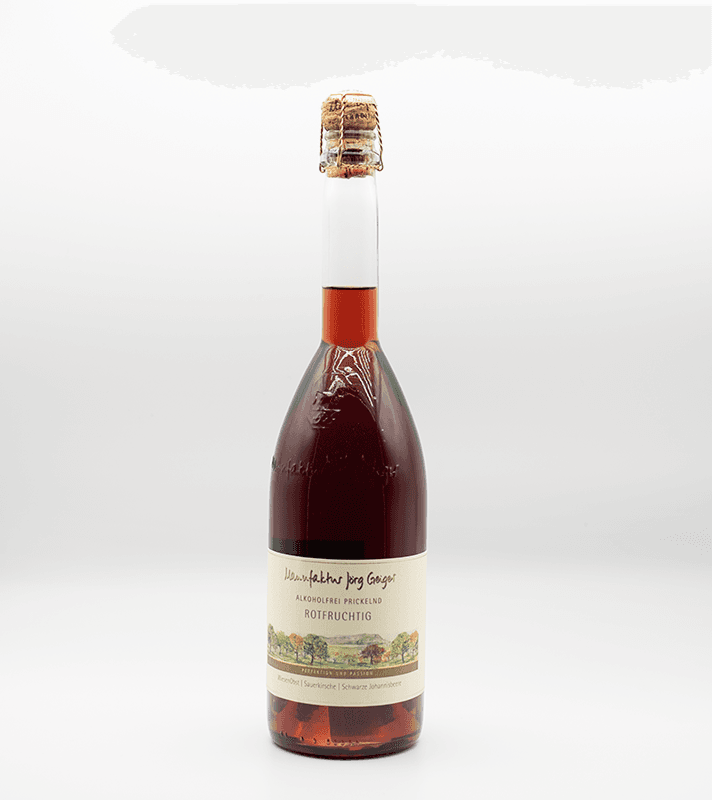 Brennender Likör in einer Glasflasche mit Korkverschluss, rotbraune Farbe, Etikett mit Landschaft und Text, steht auf weißem Hintergrund.