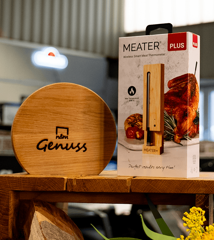 Wireless Smart Meat Thermometer, in Originalverpackung auf Holzblock, für Temperaturmessung von Lebensmitteln.