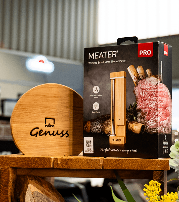 Wireless Smart Meat Thermometer, in Originalverpackung auf Holzblock, für Temperaturmessung von Lebensmitteln.