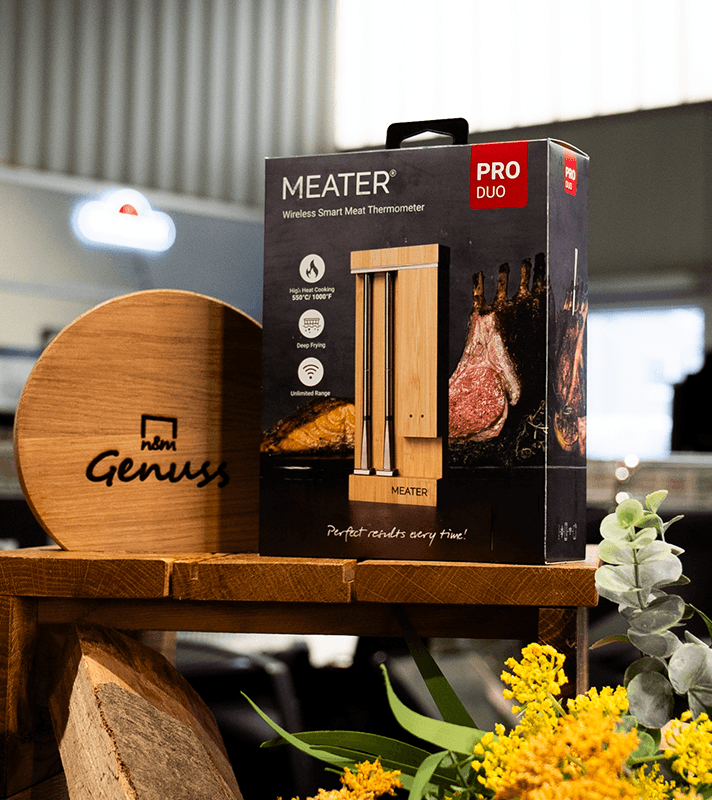 Wireless Smart Meat Thermometer, in Originalverpackung auf Holzblock, für Temperaturmessung von Lebensmitteln.