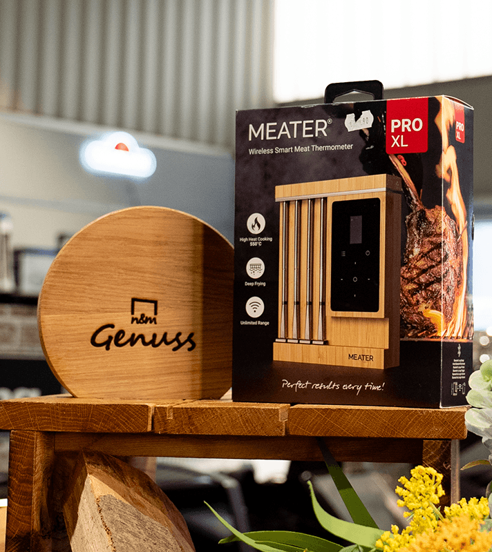 Wireless Smart Meat Thermometer, in Originalverpackung auf Holzblock, für Temperaturmessung von Lebensmitteln.