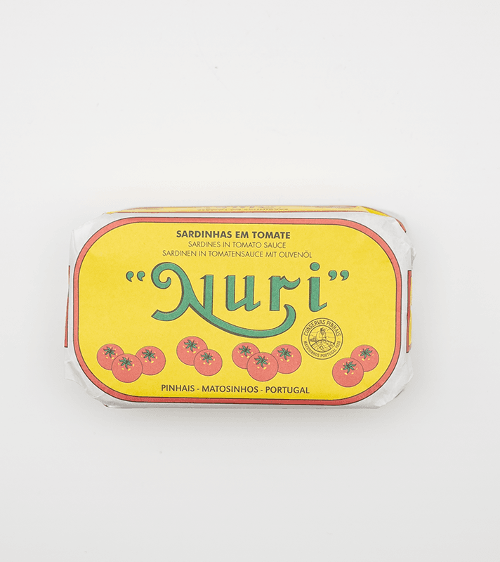 Dosen mit Sardinen in Tomatensauce, gelbes Etikett mit roten Tomaten und dem Markenname "Nuri" in grüner Schrift, Herkunft Portugal.
