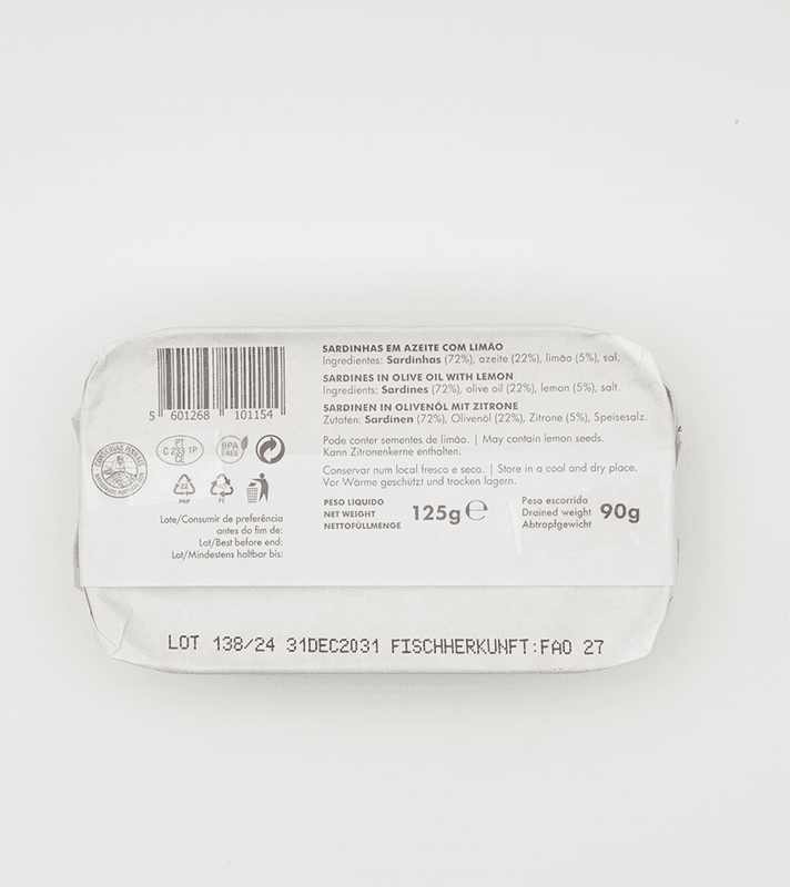 Dosen mit sardinen in Olivenöl mit Zitrone, 125 g, auf weißem Hintergrund, mit Zutatenliste, Barcode und Haltbarkeitsangaben.