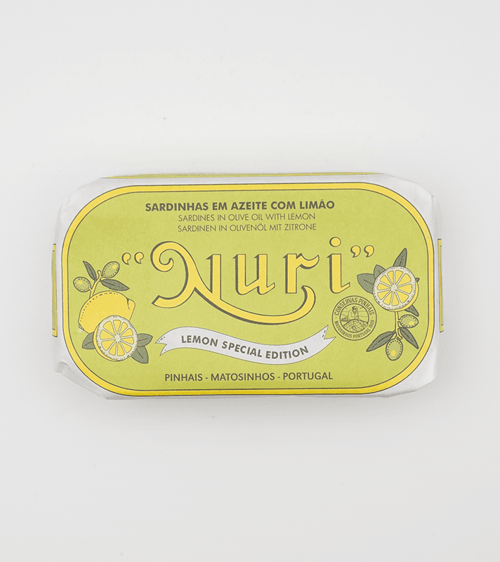Dosen mit sardinen in Olivenöl mit Zitrone, gelbe Verpackung, mit Zitronen- und Olivenblatt-Illustrationen, Text in mehreren Sprachen, aus Portugal.