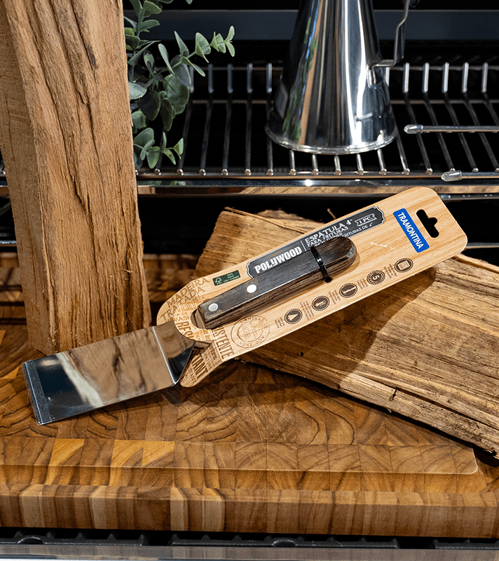 Kochmesser mit Holzgriff und Klinge, in Originalverpackung auf Holzblock, für Schneiden und Zubereiten von Lebensmitteln.