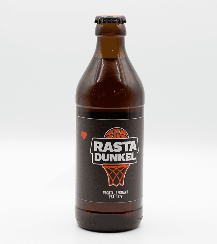 Braune Glasflasche mit Basketball-Logo, Schriftzug "Rasta Dunkel", Herzsymbol, Herstellerangabe Vechta, Germany, seit 1979.