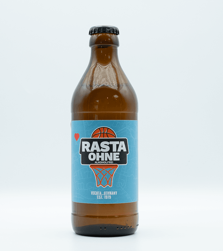Braune Glasflasche mit Basketball-Logo in blau, Schriftzug "Rasta Ohne"