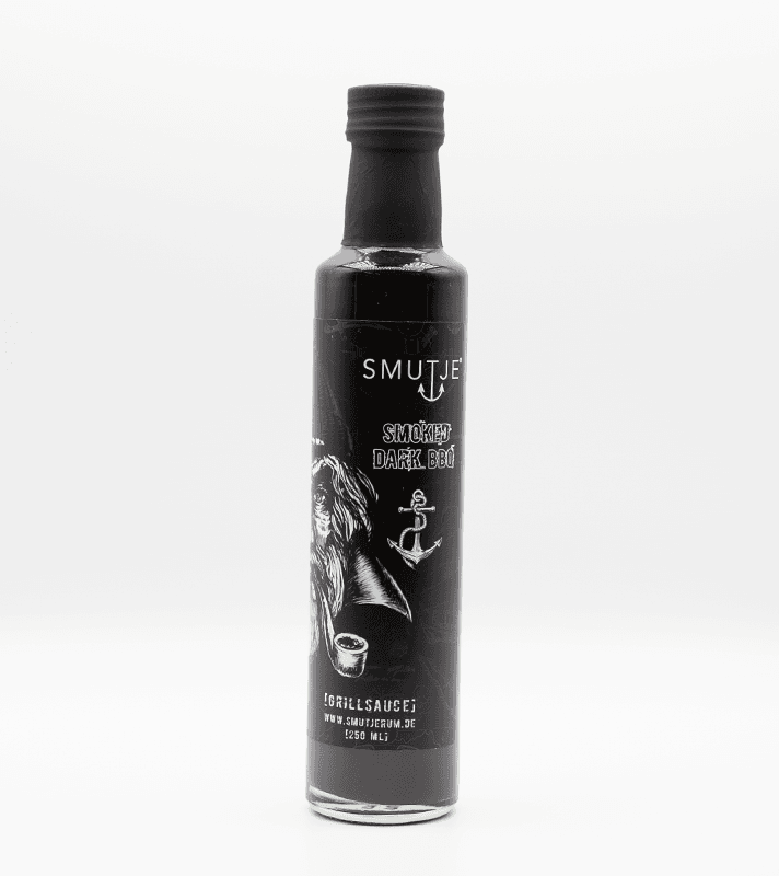 Flasche mit dunkler Soße namens "Smokey Dark BBQ" von Smutje, mit schwarzem Etikett, weißem Schriftzug, Anker- und Piratensymbolen, 250 ml Inhalt.