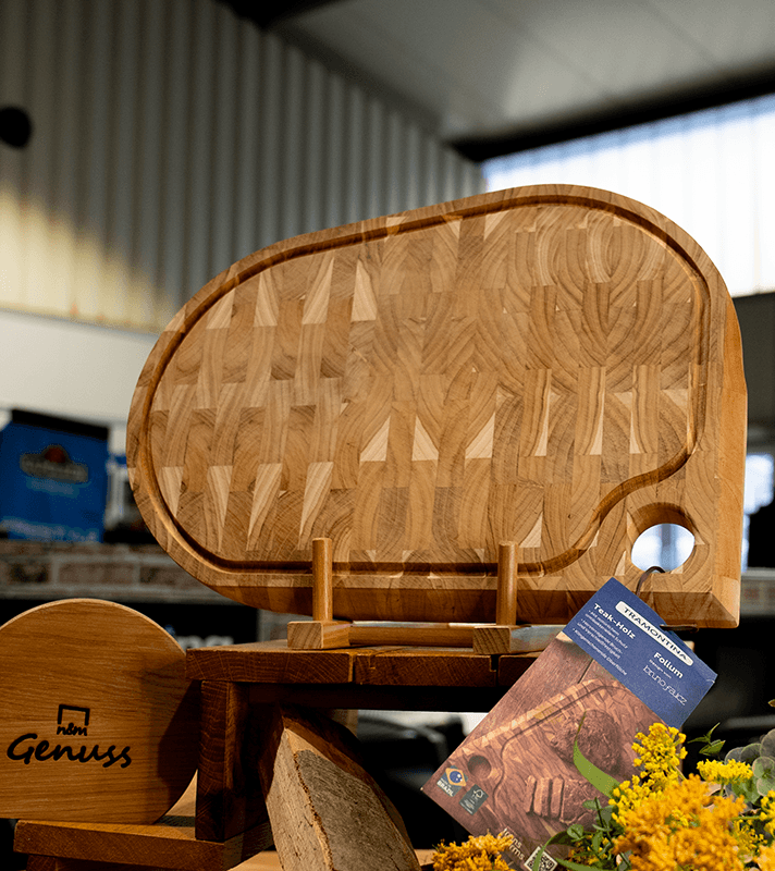 Holzschneidebrett auf einem Brett präsentiert