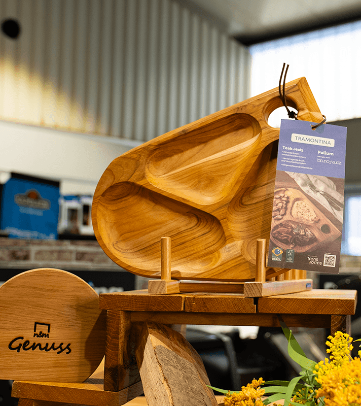 Teakholzbrettauf einem Brett präsentiert