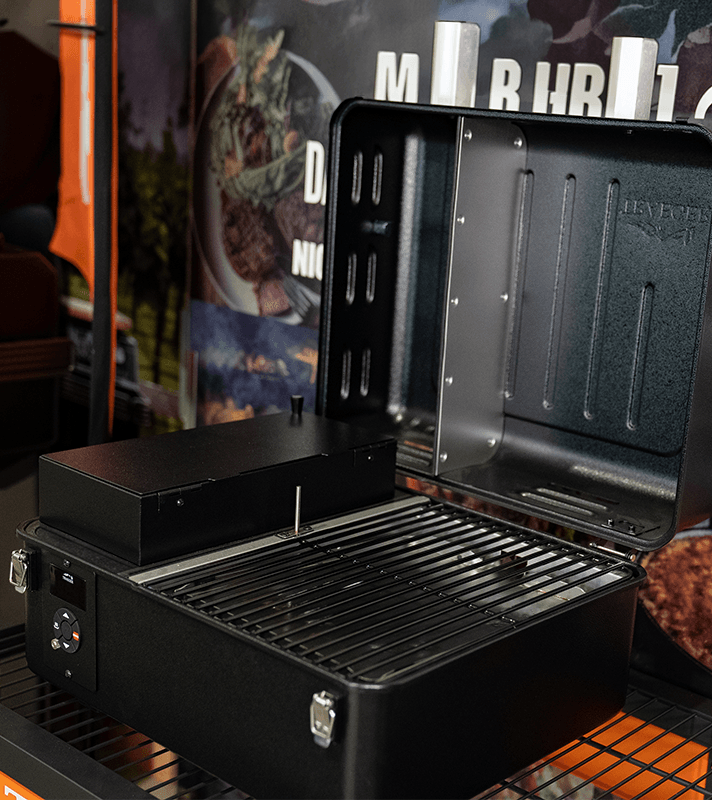 Geöffneter Grillkoffer in schwarz.