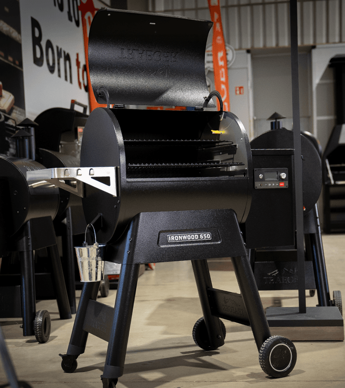 Schwarzer Pelletgrill für gleichmäßiges und aromatisches Grillen mit Holzpellets.