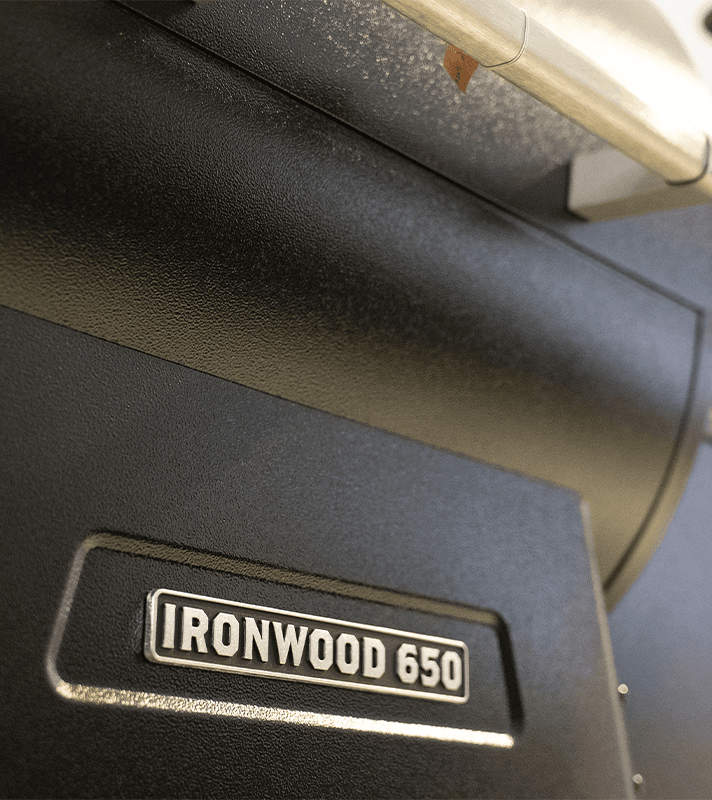 Schwarzer Pelletgrill für gleichmäßiges und aromatisches Grillen mit Holzpellets.