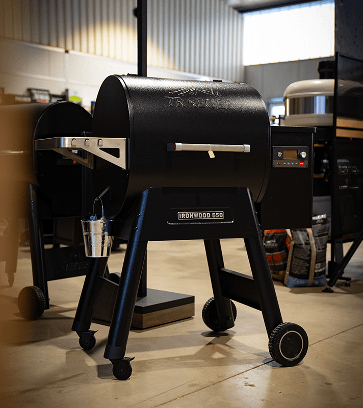 Schwarzer Pelletgrill für gleichmäßiges und aromatisches Grillen mit Holzpellets.