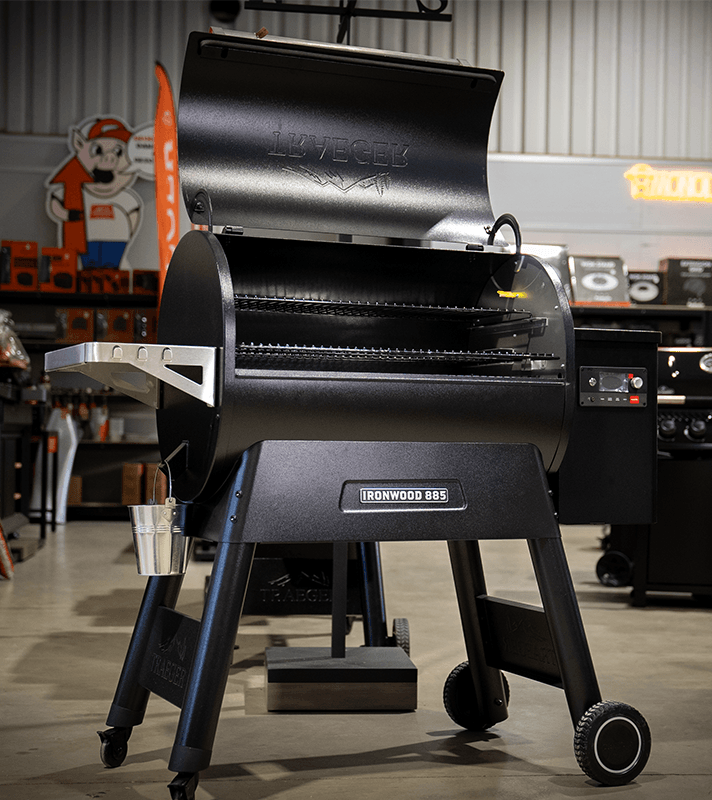 Schwarzer Pelletgrill für gleichmäßiges und aromatisches Grillen mit Holzpellets.