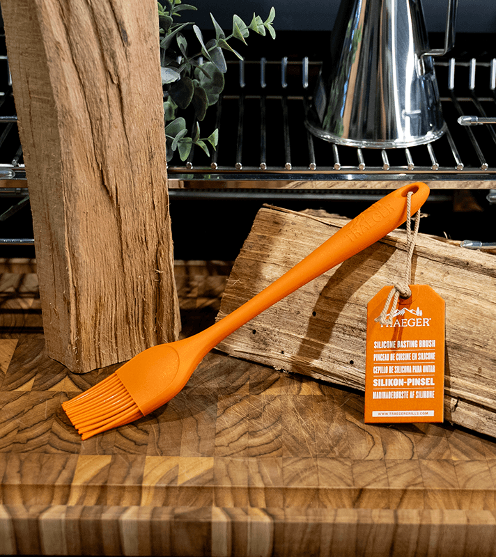 Silikonpinsel, in Originalverpackung auf Holzblock, für Zubereiten von Lebensmitteln.