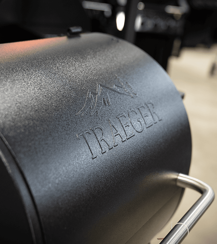 Schwarzer Pelletgrill für gleichmäßiges und aromatisches Grillen mit Holzpellets.