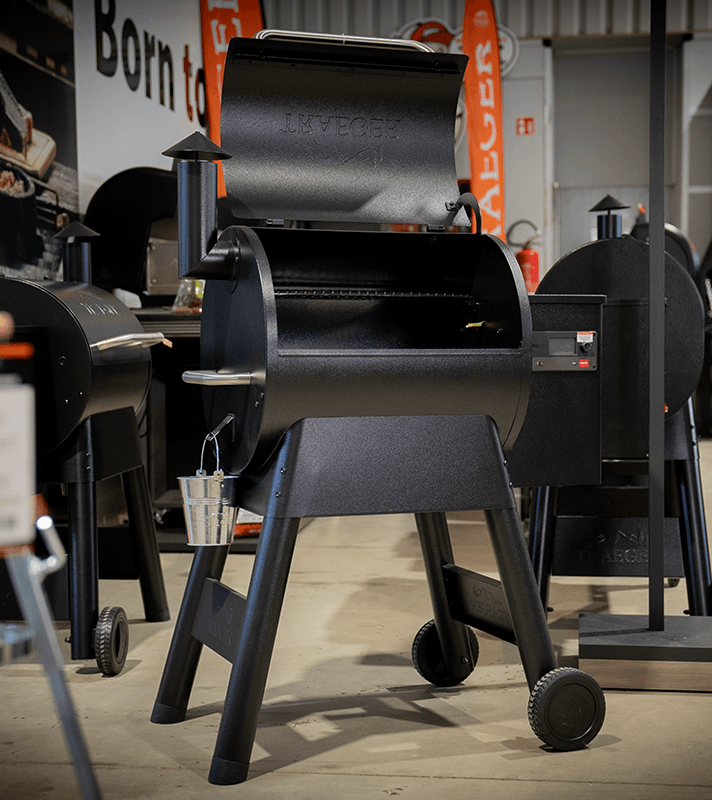 Schwarzer Pelletgrill für gleichmäßiges und aromatisches Grillen mit Holzpellets.