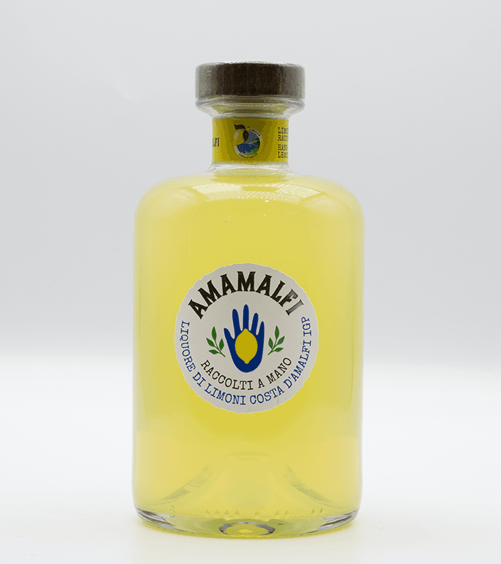 Heller gelber Likör in einer transparenten Flasche mit Holzdeckel, Etikett mit blauer Hand und grünen Lorbeerzweigen, Schriftzug "Amamali" und italienischer Beschreibung.
