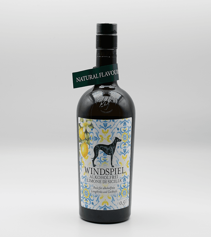 Alkoholfreier Zitronen-Limonade aus Sizilien in einer dunklen Flasche mit buntem, mediterran inspiriertem Etikett und grünem "Natural Flavour"-Anhänger.